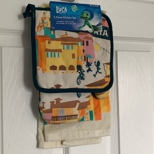 Disney PIXAR LUCA 3 piece kitchen set.
Kitchen towel 16x25in. Oven Mitt 7x11 in.
